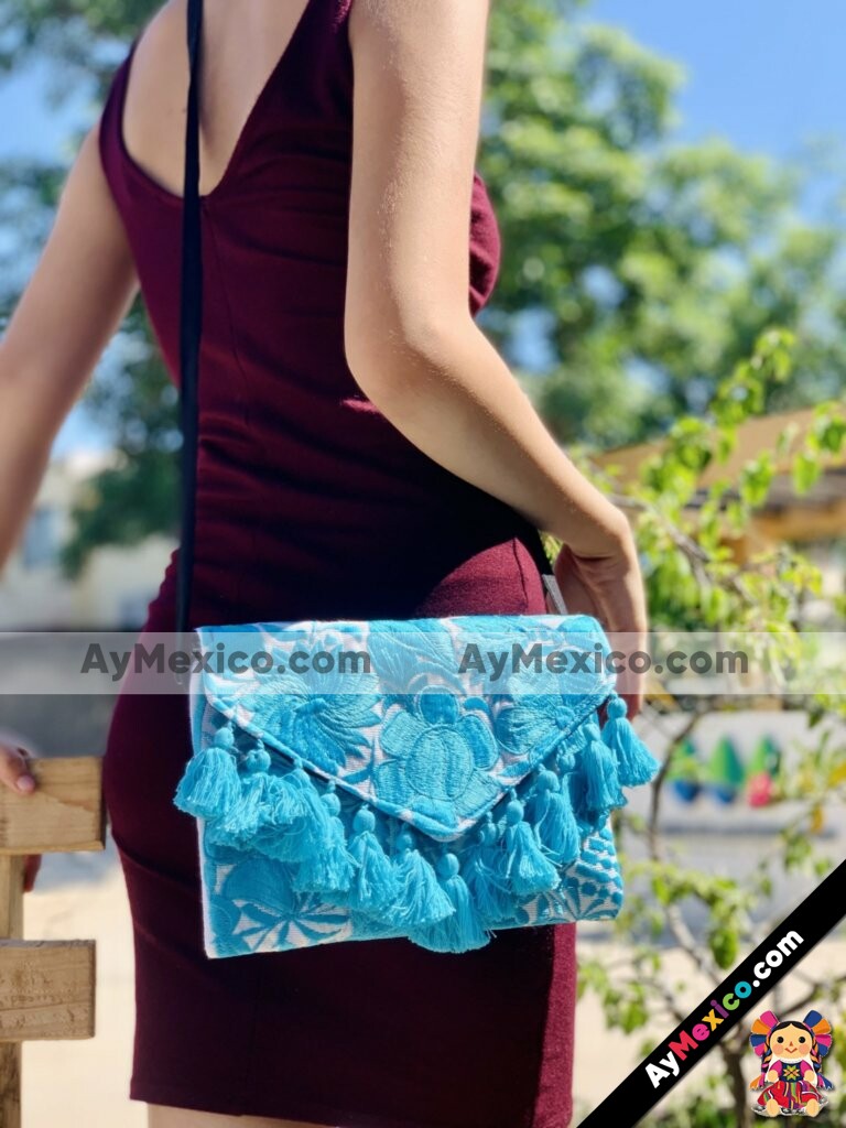 bj00138 Bolsa cartera artesanal bordada con pompones medida de 25×17 cm aprox color azulmayoreo fabricante proveedor taller maquilador (1) (1)