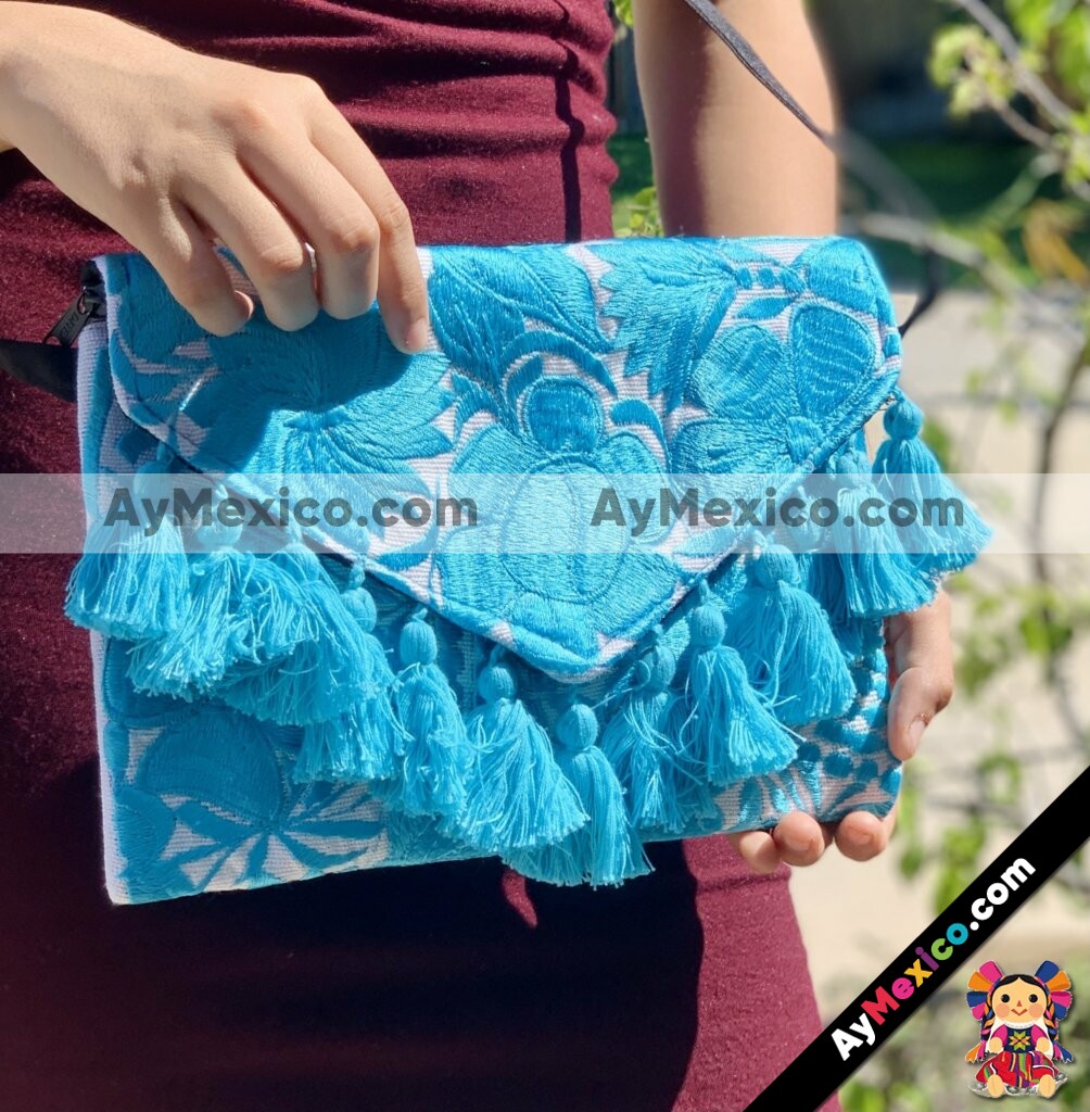 bj00138 Bolsa cartera artesanal bordada con pompones medida de 25×17 cm aprox color azulmayoreo fabricante proveedor taller maquilador (1)